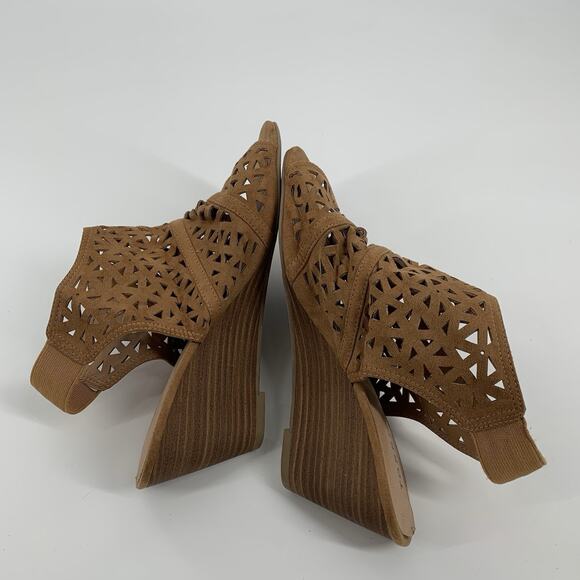 Torrid Tan Faux Suede Laser Cut Wedge Shootie 9.5 W Tan Brown Open Toe Ankle - Picture 4 of 8